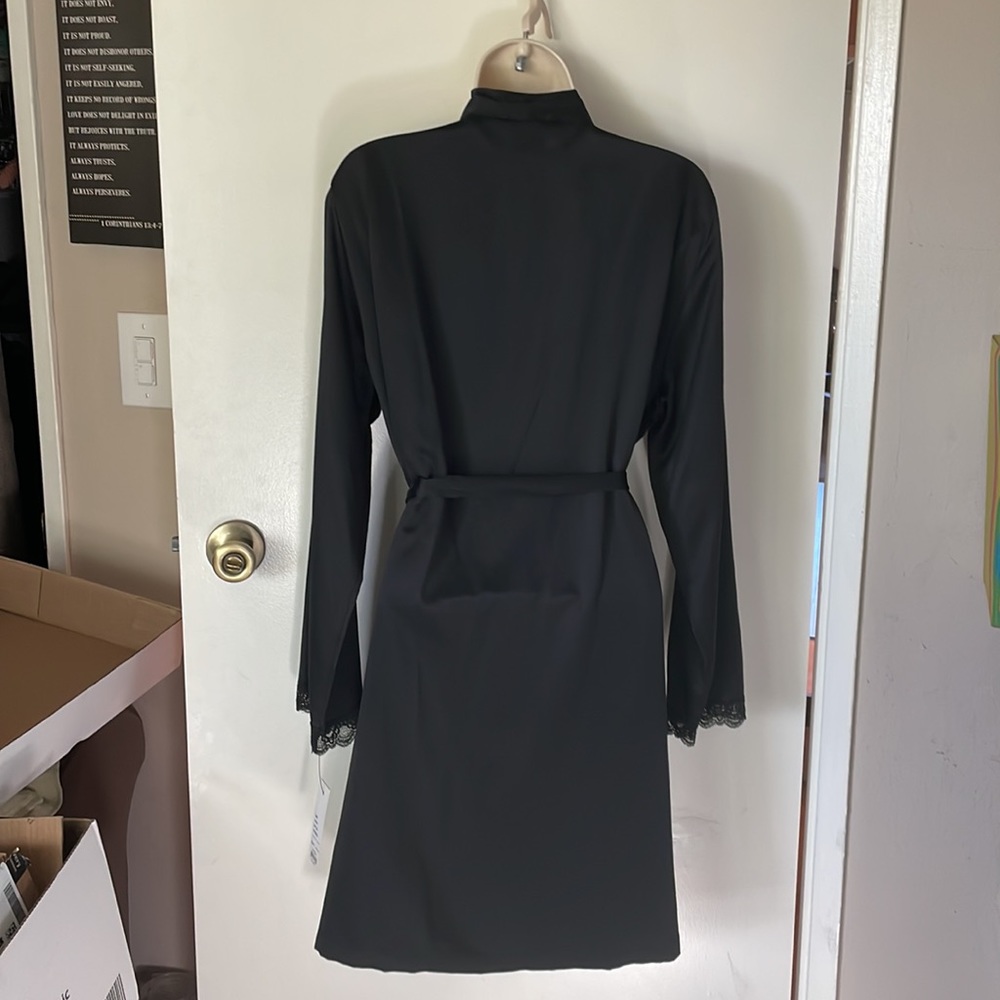 Robe - Picture 2 of 10